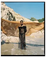 Vestido corto negro de tul con mangas largas abullonadas y detalles de flores aplicadas. Incluye viso negro.