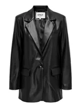 Blazer largo de corte oversize confeccionado en material efecto cuero, con cierre frontal de un botón, solapas clásicas y bolsillos laterales con solapa. Cuenta con forro interior de poliéster.