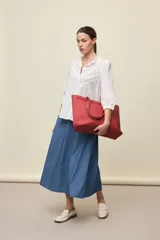 Falda larga de denim azul, con tiro alto y silueta amplia de corte midi y caída fluida.