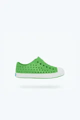 Championes Native Jefferson Junior color verde con perforaciones y suela blanca.