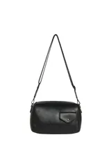 Cartera bandolera color negro con cierre superior, correa ajustable y un pequeño bolsillo frontal con solapa y broche a presión.