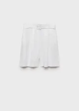 Short de tiro medio confeccionado en lino, con diseño recto, cierre frontal con botón, gancho y cremallera ocultos, y cinturón ajustable con hebilla forrada en el mismo tejido.
