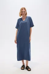 Vestido midi azul de lyocell con cuello en V y mangas cortas.