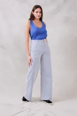 Musculosa blanca de algodón con escote redondo y detalle de lurex dorado en el borde.