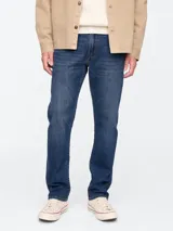 Jean de corte recto en color azul medio, con diseño clásico de cinco bolsillos y cierre frontal con botón y cremallera.