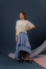 Pollera larga celeste de diseño fluido, confeccionada en algodón, con capas asimétricas, volados y cintura elástica.