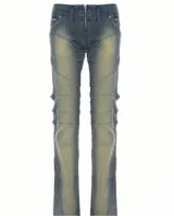 Jean de tiro bajo con efecto desgastado y costuras decorativas que realzan la silueta. Presenta un corte ajustado en la cadera y muslos con una leve apertura acampanada en la botamanga, incorporando un cierre frontal visible.