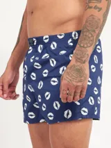 Bóxer de algodón blanco con estampado de flores pequeñas color celeste, con cintura elástica y logo de la marca en el centro.