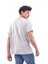 Remera básica de corte regular, color gris melange, de manga corta y cuello redondo.