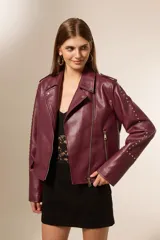 Chaqueta tipo biker color borgoña de cuero sintético con tachas plateadas en hombros y mangas, cierre asimétrico y cuello solapa.