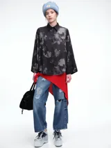 Triángulo tipo capucha con lazo, confeccionado en tejido de punto suave. Presenta un diseño versátil que puede usarse como pañuelo o accesorio para la cabeza.