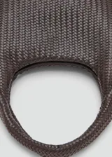 Bolso de mano tipo hobo color marrón oscuro, confeccionado con diseño trenzado y asa integrada.