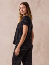 Conjunto de pijama marca René Rofé, compuesto por remera de manga corta con escote redondo y puntilla, y pantalón capri con cintura elastizada.