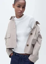 Camiseta de manga corta con cuello redondo y diseño entallado, confeccionada en tejido de algodón.