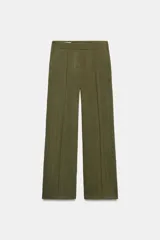 Pantalón recto de tiro bajo en color verde militar, con nervios marcados en la parte delantera, bolsillos frontales y cierre con cremallera, botón interior y ganchos.