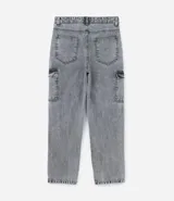 Pantalón de jean modelo baggy con bolsillos cargo laterales, cintura con trabillas y cierre frontal con botón y cremallera.