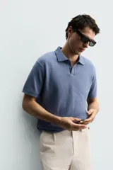 Polo de manga corta color azul con estructura piqué, cuello solapa y cierre frontal de dos botones. Cuenta con acabados en rib en cuello, mangas y ruedo.