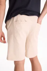 Bermuda de gabardina con spandex, cintura elastizada y cordón ajustable, de corte recto y color azul marino.
