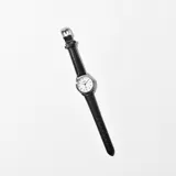 Reloj de pulsera analógico con correa de cuero sintético negra y esfera blanca con números arábigos.