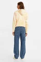 Jean de hombre, corte recto holgado, color azul oscuro, con diseño de carpintero.