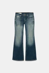 Jeans de tiro bajo y diseño bootcut, con efecto lavado, trabillas y cinco bolsillos clásicos. Cuenta con cierre frontal de cremallera y botón metálico.