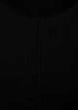 Jersey de punto fino color negro, con cuello redondo, manga corta y diseño entallado.