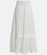 Pollera larga color blanco, de algodón texturizado con solapa en el bajo, cintura alta y elástica, con recorte y superposición.