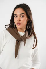Bufanda bandana marrón de lana, accesorio liviano y versátil para usar al cuello o en la cabeza.