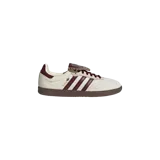 Championes Adidas Samba modelo Long Tongue, color blanco crema con detalles en bordó y suela de goma marrón. Presentan lengüeta alargada con costuras decorativas y las clásicas tres tiras en los laterales.