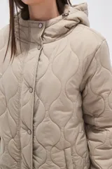 Campera acolchada de largo medio en color negro, con diseño de costuras onduladas, cierre frontal con botones a presión y bolsillos laterales.