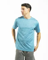 Remera deportiva de manga corta y cuello redondo, color celeste jaspeado. Presenta un pequeño logo bordado en el pecho.