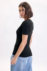 Remera manga corta negra con escote en V y calce al cuerpo.