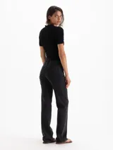 Jean straight tiro medio, fit recto y calce relajado, color negro lavado con diseño clásico de cinco bolsillos.