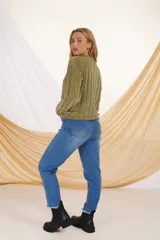 Buzo tejido de punto color verde oliva, con cuello alto y mangas largas.