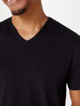 Camiseta de hombre negra, de corte slim fit, con cuello en V y mangas cortas.