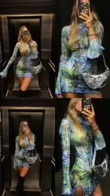 Minivestido de microtul celeste con estampado floral en tonos verdes y violetas, de mangas largas y cuello alto.