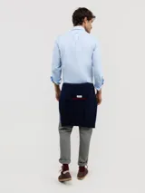 Camisa de hombre de corte regular fit, confeccionada en algodón con acabado vintage. Presenta cuello buttondown, cierre frontal con botones, manga larga con puño simple y logo bordado en el pecho.