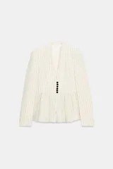Blazer entallado de color crema con rayas verticales finas, cuello sin solapa y manga larga con hombreras. Presenta un diseño con bajo en evasé tipo peplum y cierre frontal con botones negros.