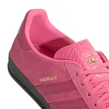 Championes adidas modelo Gazelle, color fucsia, confeccionados en gamuza con las icónicas tres tiras laterales y suela de goma negra.