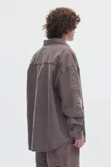 Camisa de algodón con lavado washed y efecto denim, de corte regular, con cierre frontal de botones y bolsillos plaque. Presenta detalle de bordado con la marca en el pecho.