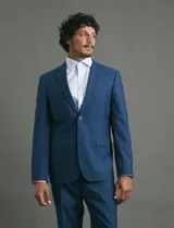 Ambo slim fit de color azul, compuesto por saco de dos botones y pantalón de vestir a juego. El tejido cuenta con elastano para mayor comodidad y flexibilidad.
