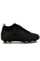 Championes de fútbol Lotto Sibari para hombre, de color negro con detalles texturizados en la capellada y un pequeño aplique con la bandera de Italia en los cordones. Diseñados para césped natural con tapones moldeados.