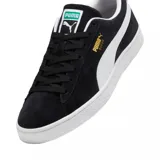 Championes Puma Suede Classic de gamuza negra con la icónica franja lateral blanca y suela de goma blanca.