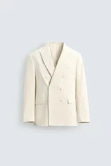Blazer de corte regular confeccionada en pana con mezcla de algodón. Presenta cuello con solapas de pico, cierre frontal de botonadura cruzada, bolsillo de vivo en el pecho y bolsillos con solapa en la cadera.