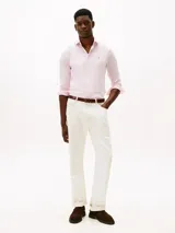 Camisa de vestir color rosa claro, manga larga con puños doblados, cuello con botones y corte slim. Presenta un pequeño logo bordado en el pecho.