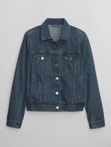 Campera de jean clásica con cierre frontal de botones metálicos, cuello camisero, dos bolsillos frontales con solapa y botones, y dos bolsillos laterales. Presenta un lavado medio.