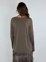 Blusa color beige con escote en V y mangas largas abullonadas.