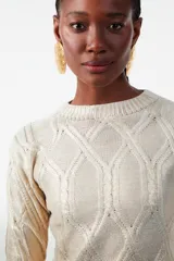 Sweater color beige con diseño de rombos en relieve.