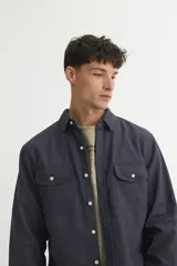 Sobrecamisa azul marino de algodón con cuello solapa clásico, bolsillos con tapa en el pecho y botones personalizados.