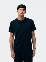 Camiseta de manga corta con cuello redondo, confeccionada en algodón de alta calidad, con diseño liso y corte clásico.